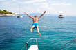 Freiheit, Abenteuer - Mann springt vom Boot aus ins Meer