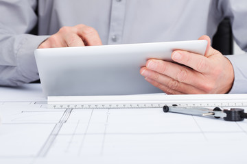Aufkleber - Architect Using Digital Tablet