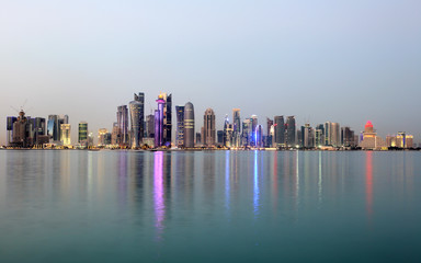Fototapete - Doha downtown skyline at dusk, Qatar, Middle East