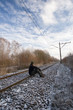 mężczyzna na torach kolejowych czekający na pociąg, zima, Polska