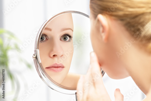 Fotografía young beautiful healthy woman and reflection in the mirror