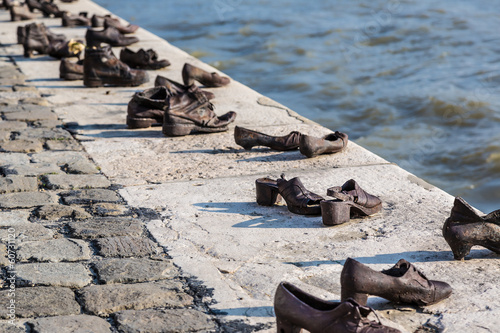 Fotografie, Obraz Shoes on the Danube, a monument to Hungarian Jews shot in the se