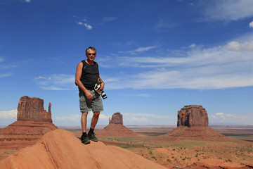 Wall Mural - homme à Monument Valley, Arizona