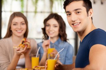 Poster - Friends eating pizza.