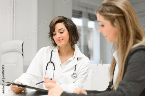 Fotografía El doctor explica diagnosis a su paciente femenino