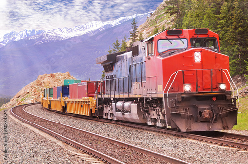 Fotografía Freight train in Canadian rockies.