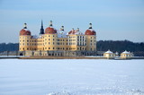 Fototapeta Młodzieżowe - Schloss Moritzburg in der Winterzeit