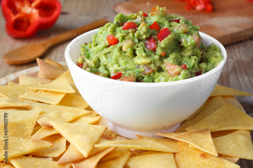 Fotografía Mexican food. Home-made nachos chips and guacamole