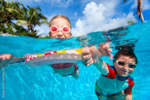 Fototapeta na wymiar Dzieci w basenie