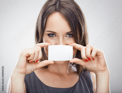 Fotografía Tarjeta de crédito asimiento de la mujer de negocios feliz.