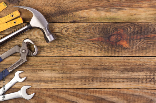 Fotomural Tools on wooden background with copy space