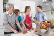 Lachende glückliche Familie beim Kochen mit Oma