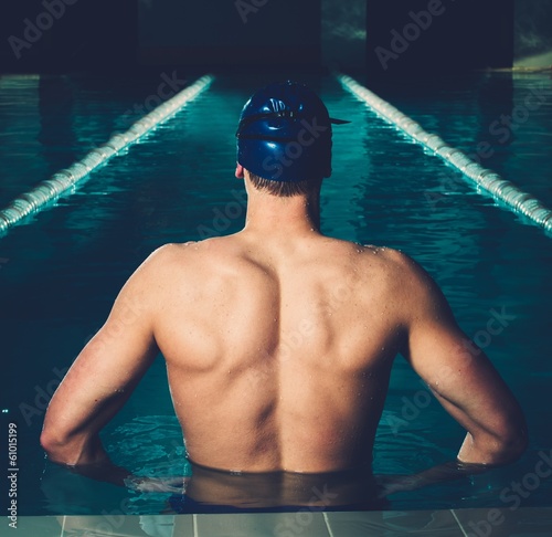 Dekoracja na wymiar  muskularny-mlody-mezczyzna-w-niebieskiej-czapce-w-basenie