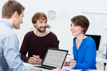 Canvas Print - junge kollegen in einer besprechung