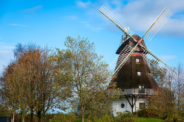 traditionelle alte windmühle in der grünen landschaft an der o