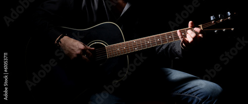 Fotografía Young musician playing acoustic guitar and singing,