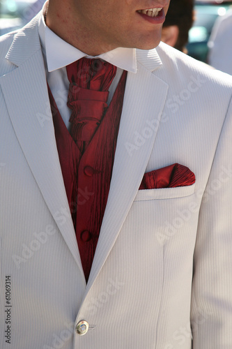 Fotomural détail de costume rouge et blanc avec lavallière et gilet