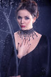 Koronkowy naszyjnik - Portret kobiety w czerni
