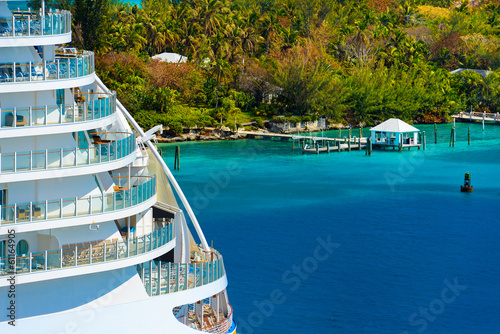 Fotografía Side of a cruise ship with trees and ocean in background