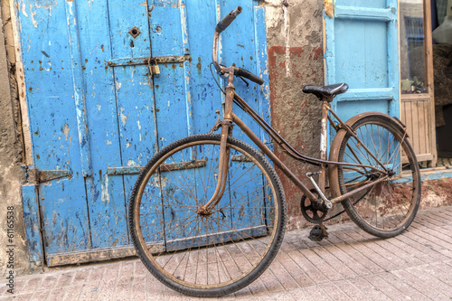 Naklejka - mata magnetyczna na lodówkę Altes Fahrrad in einer Gasse in Marokko