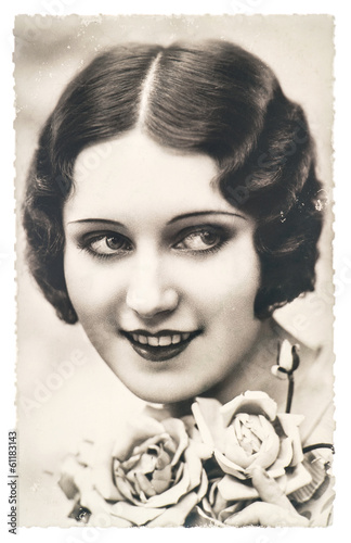 Fototapeta na wymiar Portret vintage młodej dziewczyny z bukietem róży