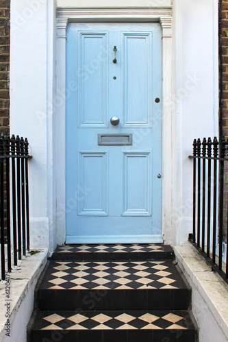 Dekoracja na wymiar  bladoniebieskie-drzwi
