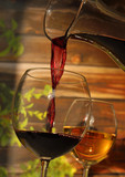 Fototapeta  - Nalewanie wina z karafki