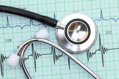 Naklejka na drzwi Stethoscope on heartbeat graph