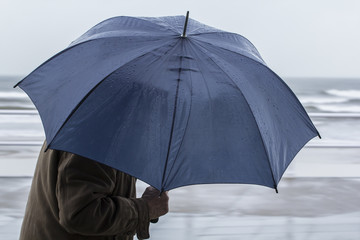  Hombre con paraguas azul