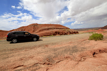 Canvas Print - SUV dans les collines rouges d'Arizona