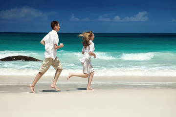 Wall Mural - man and woman romantic couple on tropical beach