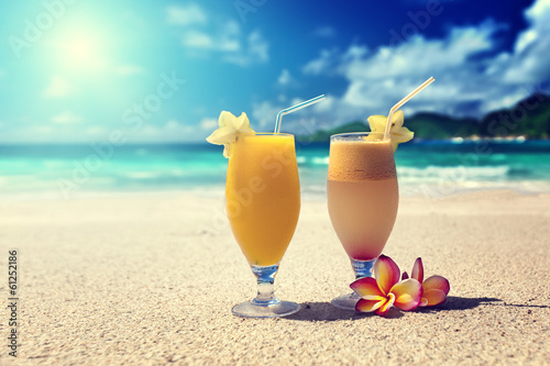 Fototapeta na wymiar fresh fruit juices on a tropical beach