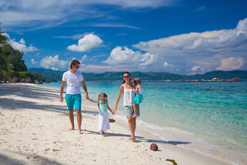 Canvas Print - Young beautiful family with two kids on tropical vacation