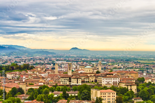 Foto  Sonnenuntergang in Bergamo, Lombardei, Italien.