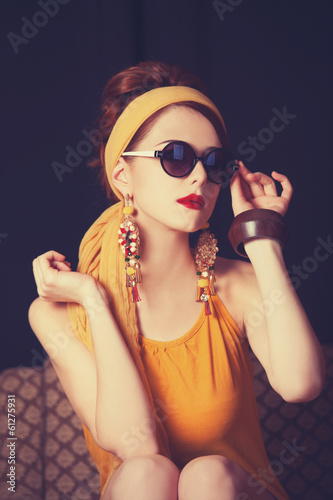 Photographie Femmes rousse assis dans le fauteuil.