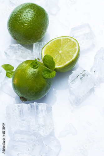 Naklejka dekoracyjna Fresh lime fruit and mint