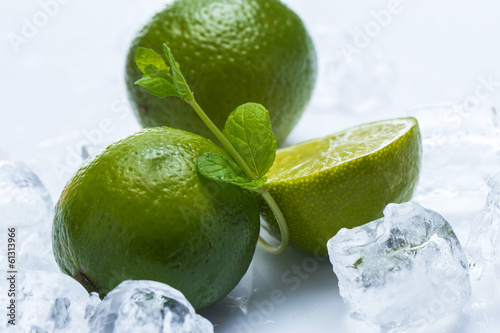 Naklejka - mata magnetyczna na lodówkę Fresh lime fruit and mint