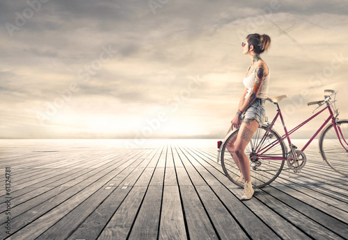 alternatywna-dziewczyna-na-rowerze