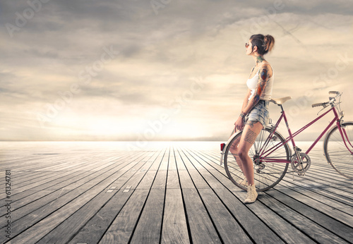 Tapeta ścienna na wymiar cycling alternative girl