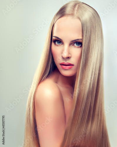 Belle femme blonde avec de longs cheveux sains et brillants. Poster Mural XXL