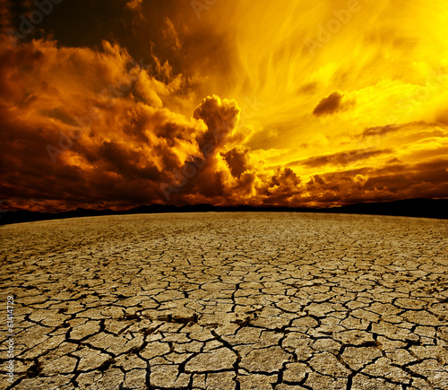 Cuadros en Lienzo Paisaje desertico.Cielo nuboso y suelo agrietado