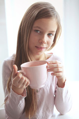 Canvas Print - Child drinking cocoa