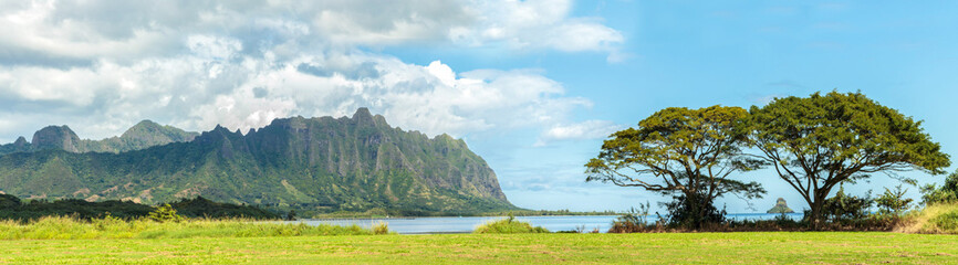 Canvas Print - The Koolau mountains across Kaneohe Bay on Windward Oahu, Hawaii