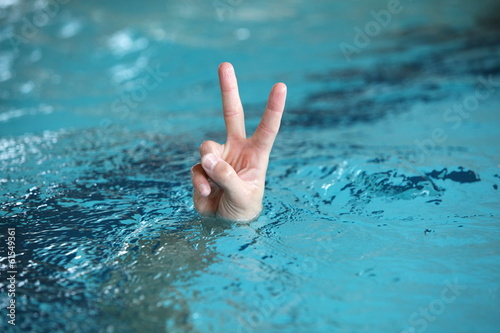 Fotografía victory or peace symbol,above water surface - body language