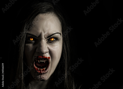 Fotomural Bloodthirsty female vampire with angry expression