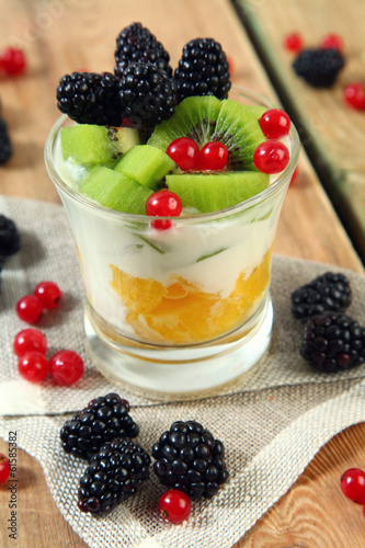 Naklejka - mata magnetyczna na lodówkę dessert with berries