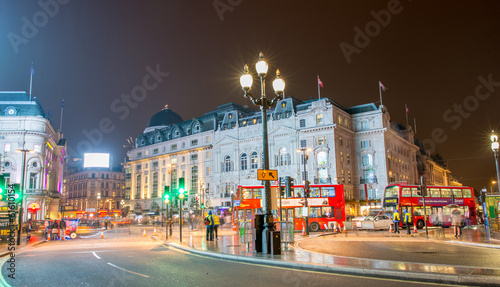 Fotomural LONDON - SEP 17, 2013: Traffic and Double Decker Buses in Piccad