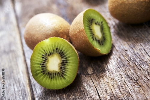 Obraz kiwi  ekologiczne-kiwi-na-drewnie