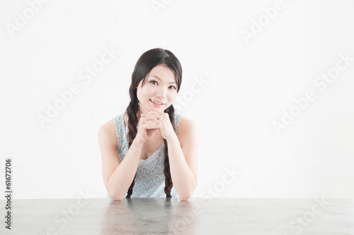 テーブルに肘をつく女性 Stock 写真 Adobe Stock