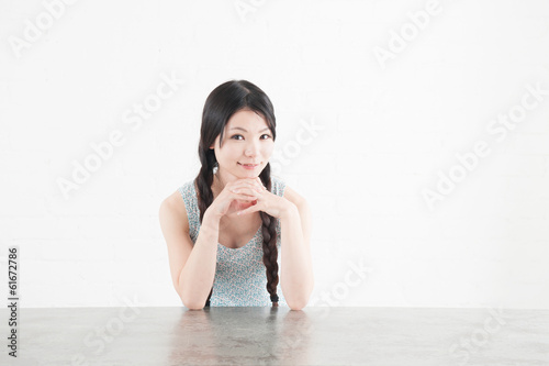 テーブルに肘をつく女性 Stock 写真 Adobe Stock